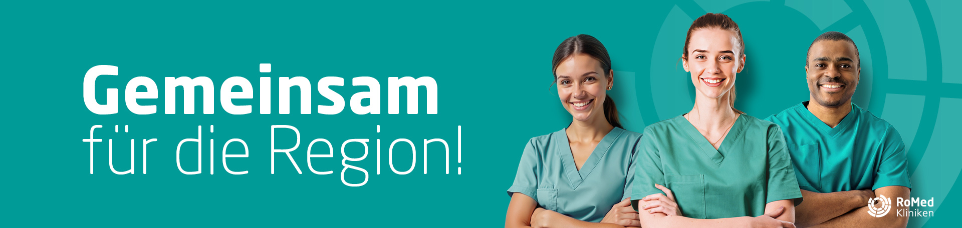 Drei Pflegekräfte stehen in blauem Kassak nebeneinander und lächeln.