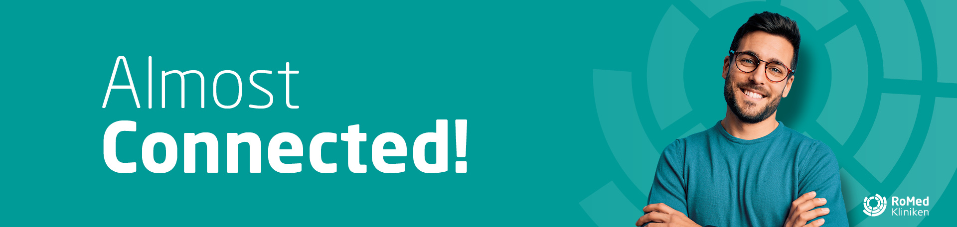 RoMed Kliniken IT-Mitarbeiter mit Brille lächelt zum Slogan Almost Connected