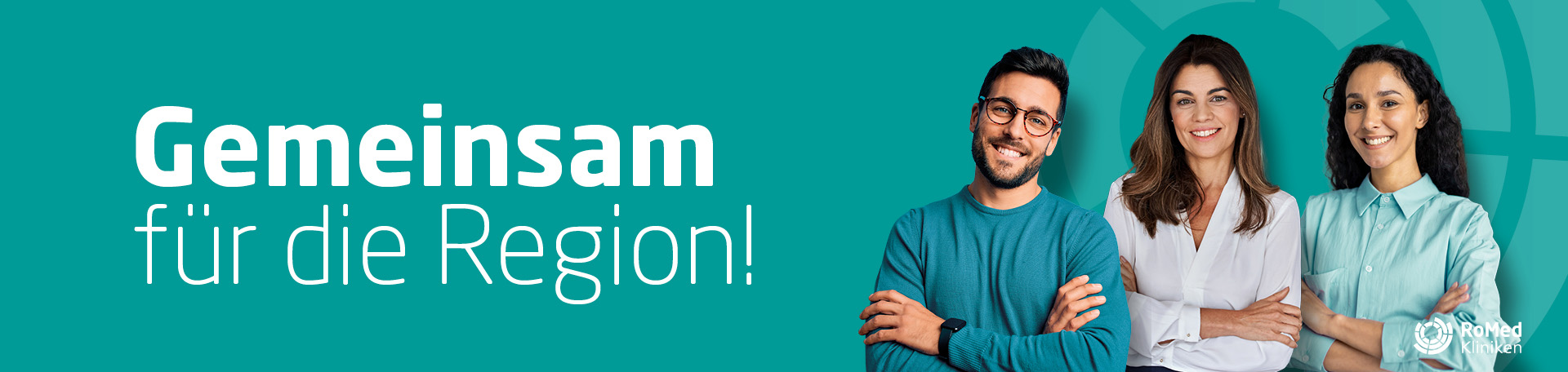 Ein Mann mit blauem Pullover und zwei Frauen mit Bluse stehen nebeneinander und lächeln