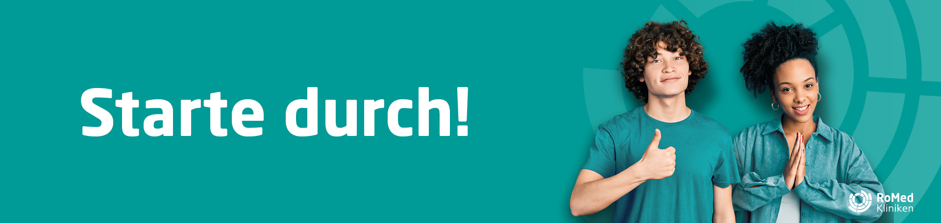 Ein junger Mann und eine junge Frau stehen nebeneinander und lächeln.