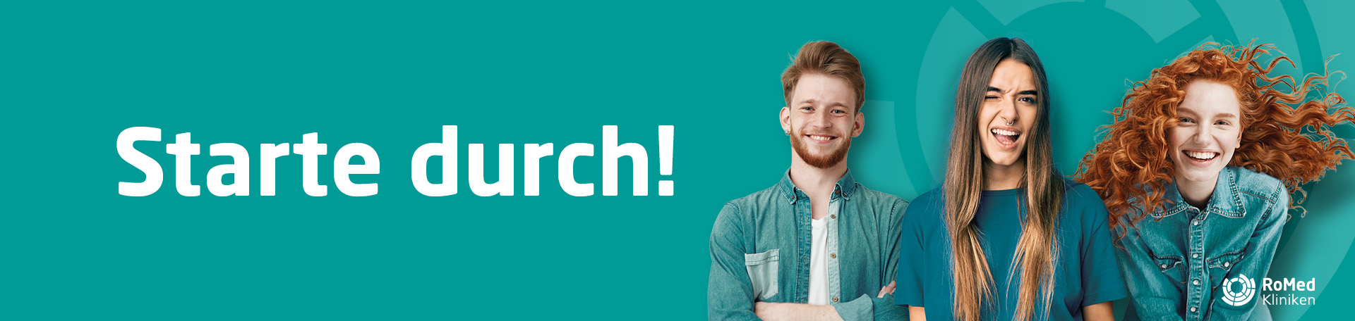 Drei junge Menschen sind auf dem Bild und lächeln.