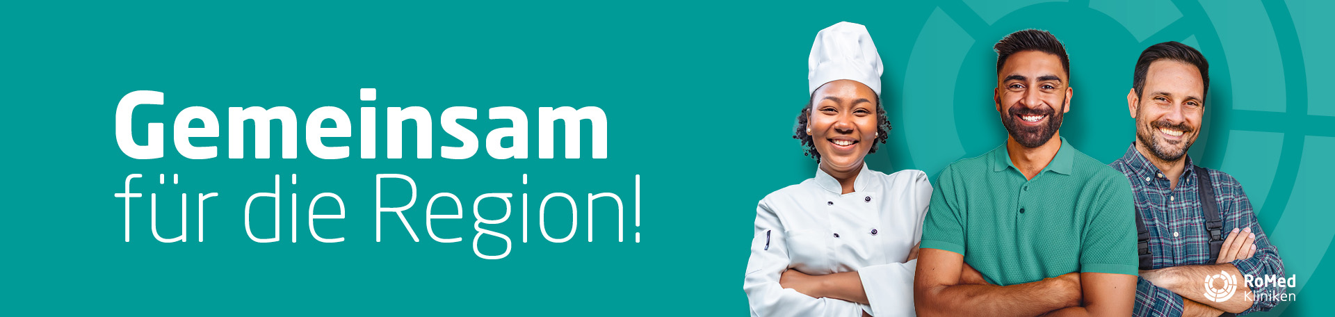 Eine Köchin, ein Mann mit blauem Polohemd und ein Handwerker stehen nebeneinander und lächeln.