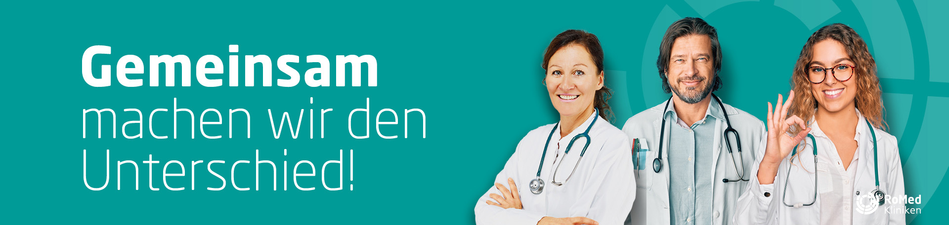 Drei Ärzte stehen nebeneinander und lächeln.