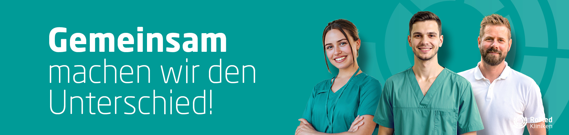 Eine Medizinische Fachangestellte, ein Medizinischer Technologie für Radiologie sowie ein Physiotherapeut stehen nebeneinander und lächeln.