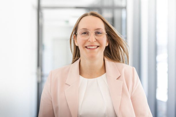 Frau Sandra Schaber